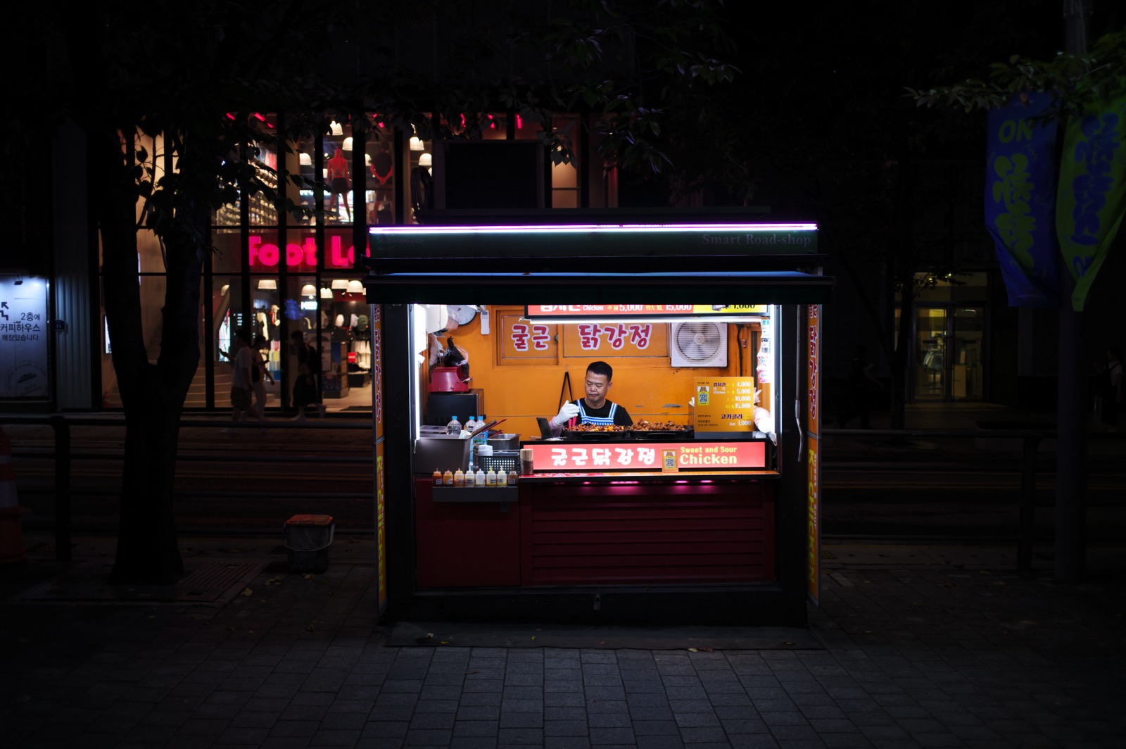 夜街之中，一盞燈亮起，蒸氣升騰